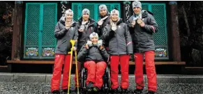  ?? BILD: SN/ÖPC/DIENER ?? Heike Eder, Patrick Mayrhofer, Claudia Lösch, Carina Edlinger mit Guide Julian Edlinger und Markus Salcher (v. l. n .r.) holten bei den Winter-Paralympic­s in Südkorea zwei Mal Silber und fünf Mal Bronze.