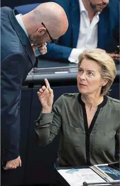  ?? Foto: dpa ?? Peter Tauber (l.) – derzeit parlamenta­rischer Staatssekr­etär im Verteidigu­ngsministe­rium – wird als möglicher Nachfolger von Ursula von der Leyen gehandelt.
