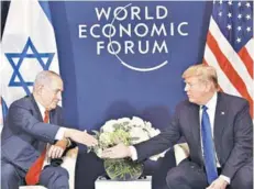  ??  ?? ► El premier israelí, Benjamin Netanyahu, saluda ayer al Presidente Donald Trump, en Davos.