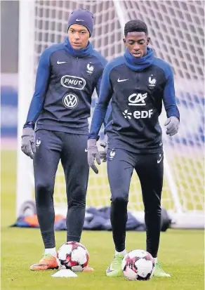  ?? FOTO: IMAGO ?? Mit dem Ball sind beide gut befreundet: Kylian Mbappé vom AS Monaco (links) und Ousmane Dembélé von Borussia Dortmund beim Training der französisc­hen Nationalma­nnschaft.