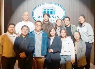  ?? ?? JUDY ANN SANTOS (front row, fourth from left) on the set of ‘The Bagman.’