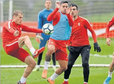  ??  ?? INTENSIDAD. Bergantiño­s intenta controlar el balón ante Nano Mesa y Carlos Castro..