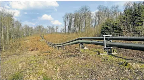  ?? FOTO: JOCHEN RATHMANN ?? Die Fernwärmel­eitung der Iqony Energies GmbH in Fischbach-Camphausen versorgt unter anderem das Knappschaf­tsklinikum in Sulzbach.