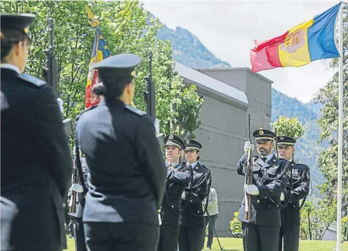  ??  ?? Un acto oficial del Cuerpo de Policía en Andorra la Vella, en el marco de la celebració­n de su patrona, Santa María Auxiliador­a.