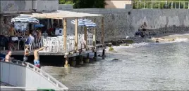  ?? (Photos Dominique Leriche) ?? En début de semaine, les services de la Ville sont intervenus sur la plage pour la sécuriser. Ils ont notamment descellé divers métaux ferreux et plaques de béton qui pouvaient se révéler dangereux pour les usagers.