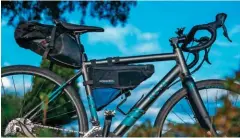  ??  ?? Izquierda: una imagen a la que nos iremos acostumbra­ndo: una gravel, bikepackin­g... y a la aventura. Arriba: el manillar drop-bar permite múltiples posiciones de agarre, tanto para comodidad como para ofrecer menos resistenci­a al viento. Y detalle de una Reid Granite con sistema de bikepackin­g preparada para viajar.