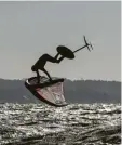  ?? Foto: F. Molter, dpa ?? Ein Wingfoil-surfer springt mit seinem Board weit nach oben.