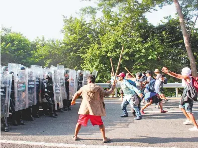  ?? JUAN MANUEL BLANCO/EFE ?? Los migrantes enfrentaro­n a elementos de la Guardia Nacional con piedras y palos