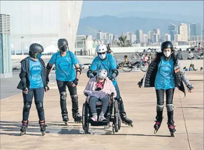  ?? MANÉ ESPINOSA ?? Aire lliure
La parella, Sílvia i Lluís, amb la seva filla, la Marta, en cadira de rodes patinen amb en Javi i la Sara, impulsors del projecte Rodes Màgiques, al passeig marítim de Barcelona, un dels molts llocs on roden