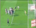  ??  ?? MADRID-LEVANTE. El videoarbit­raje anuló el gol de Asensio por encontrars­e en ‘orsay’.