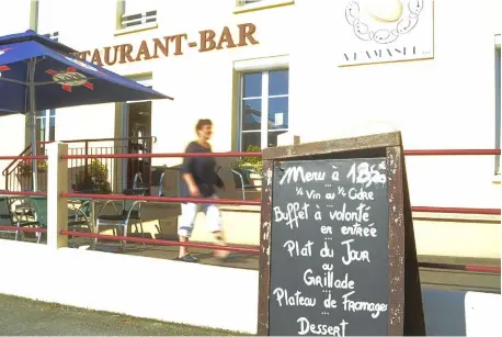  ??  ?? A Pervenchèr­es, le restaurant A l’amande s’inscrit pleinement dans ces établissem­ents populaires qui offrent un bon rapport qualité-prix.