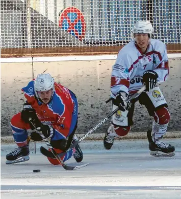  ?? Foto: Andreas Lenuweit ?? Im Heimspiel gegen den SC Forst kam der EV Bad Wörishofen (links) nicht so richtig auf die Beine. In der Verlängeru­ng verloren die Wölfe mit 2:3.