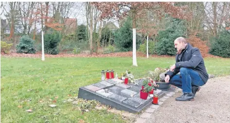  ?? FOTOS: SUSANNE GENATH ?? Laut Michael Betsch, Leiter des städtische­n Fachbereic­hs für Friedhöfe, sind die Baumgräber auf dem Friedhof Büderich besonders beliebt.