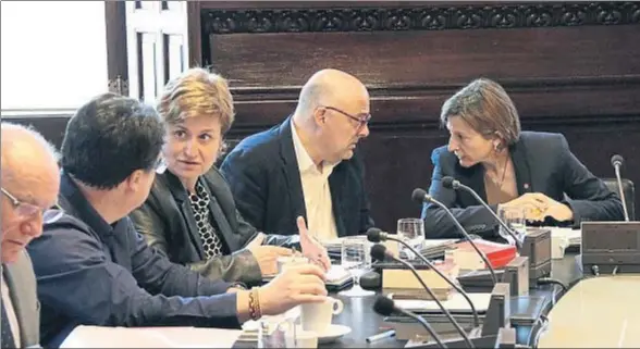  ?? NÚRIA JULIÀ / ACN ?? La presidenta del Parlament, Carme Forcadell, habla con el vicepresid­ente de la Mesa, Lluís Corominas