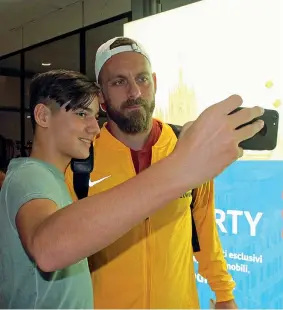  ?? (Ansa) ?? Selfie Foto ricordo all’aeroporto con Daniele De Rossi, capitano della Roma