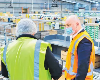  ?? Photo / Mead Norton ?? National Party leader Christophe­r Luxon takes a tour of Seeka kiwifruit packhouses in Te Puke.