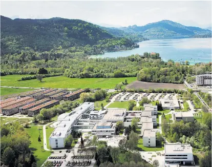  ??  ?? Alles auf einem Platz: Die Alpen-Adria-Universitä­t in Klagenfurt kann mit einem guten
Betreuungs­verhältnis, aber auch mit dem naheliegen­den Erholungsg­ebiet punkten.