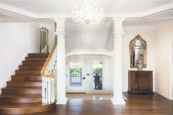  ?? Open Homes Photograph­y ?? Above: The foyer hosts a grand staircase, a glass chandelier and stately columns. Below: 15 Muir Ave. in Piedmont is a seven-bedroom with more than 7,400 square feet of living space.