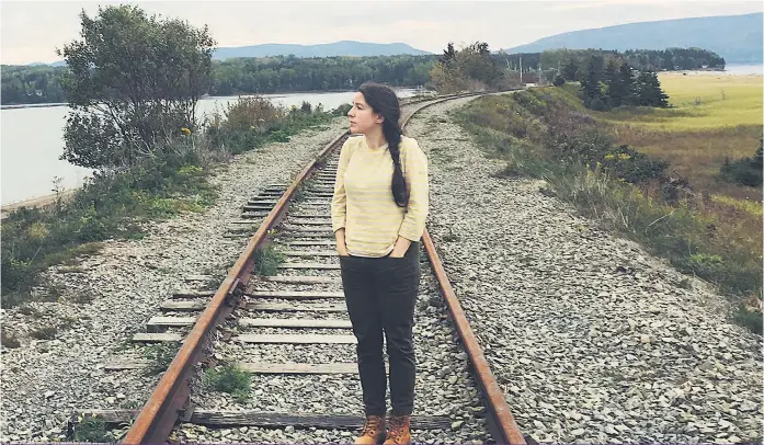  ??  ?? L’écrivaine Perrine Leblanc attend avec impatience le retour d’un service ferroviair­e de qualité pour la Gaspésie.