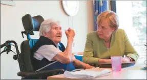  ??  ?? 德國照護產業人力短缺，使梅克爾（右）長期受批評。（歐新社）