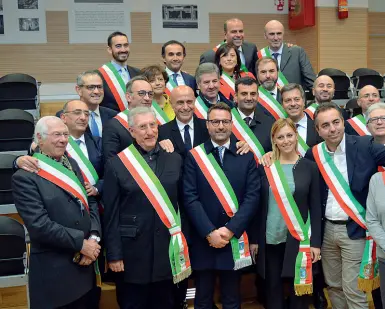  ??  ?? Intesa A destra la foto-ricordo dei sindaci invitati alla riunione del primo comitato metropolit­ano per la sicurezza, la prima in Puglia, la seconda in Italia dopo Catania. Al centro il ministro Marco Minniti e il sindaco di Bari Antonio Decaro