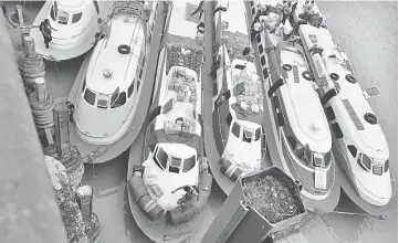  ??  ?? Photo shows the boats moored together at the Belaga-Baleh Jetty.