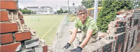  ?? RP-FOTO: HANS-JÜRGEN BAUER ?? Michael Klause ist sauer: Das Geld für die Reparatur hätte er lieber in die Nachwuchsa­rbeit gesteckt.