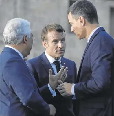  ?? EFE / JUANJO MARTÍN ?? Emmanuel Macron y Pedro Sánchez, en La Valeta (Malta), ayer.
