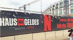  ??  ?? Zu übersehen ist die Werbung an der Schauspiel­haus-Baustelle von der Schadowstr­aße aus nicht.