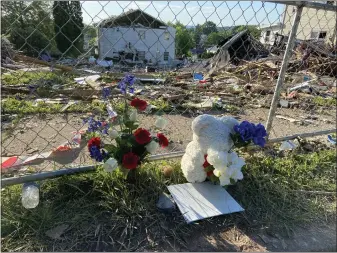  ?? MEDIANEWS GROUP FILE PHOTO ?? An impromptu memorial to the five people killed in the May 26 explosion continues to grow at the site.(