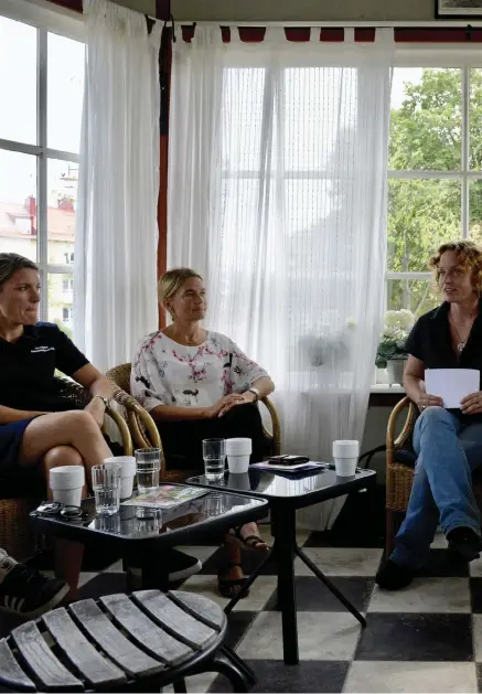  ??  ?? SAMTAL. Åsa Eriksson, Therese Lundgren, moderator Jennifer Erlandsson, Mari-louise Wernersson (C) och Helene Andersson (C) diskuterad­e metoo.
