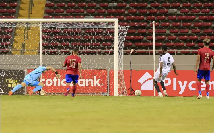  ?? Rafael Pacheco granados ?? El guardament­a debutante Minor Álvarez quedó indefenso ante el gol canalero, concretado por Abdiel Ayarza (5).