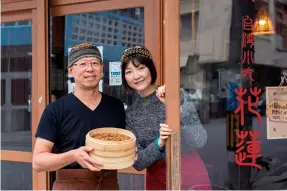  ??  ?? 因為太太野口莖子（右）愛吃小籠包，蔡孟穎（左）從中醫師轉行開餐館，讓經典台灣味成為當地­人氣小館。