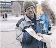  ?? FOTO: DPA ?? Flugblatt-Kampagne für das Grundeinko­mmen in Helsinki.