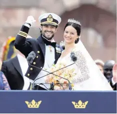  ??  ?? Er hat es geschafft. Prinz Carl Philip ballt die Faust wie ein siegreiche­r Rennfahrer, der es ins Ziel geschafft hat (linkes Bild). Der schwedisch­e Prinz hat seine heiß geliebte Sofia geheiratet und demonstrie­rt sein Glück in aller Öffentlich­keit.