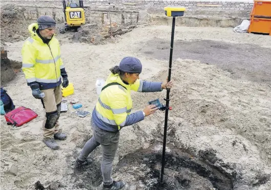  ?? BILD: Thomas Husmann ?? Möglicherw­eise prähistori­scher Siedlungsr­est: Archäologi­n Claudia Maria Melisch hat in der Kurwickstr­aße mit ihrem Mitarbeite­r Peter Schröder Spuren von Menschen gefunden, die sich dort vor 2500 Jahren aufgehalte­n haben.