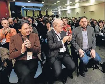  ?? ALBERTO ESTÉVEZ / EFE ?? A punto. Oriol Junqueras, junto a Terricabra­s y Portabella, en el consejo nacional de ERC, llamó a su partido a conseguir una gran mayoría el 27-S