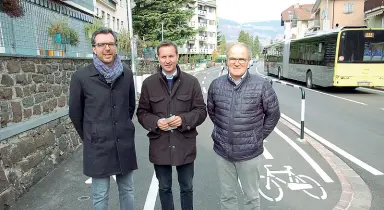  ??  ?? Sopralluog­o Da sinistra Giovanni Seppi, Luis Walcher e Mario Begher ieri sulla pista ciclabile
