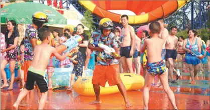  ?? PHOTOS PROVIDED TO CHINA DAILY ?? Tourists play with squirt guns at the Playa Maya Water Park in the Sheshan National Tourist Resort in Shanghai.