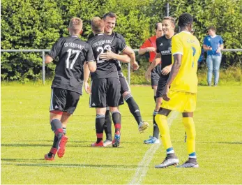  ?? FOTO: MICHAEL PANZRAM ?? Ihre Form in der Vorbereitu­ng (hier der Torjubel über einen Treffer beim 5:0 gegen den FC Leutkirch im Finale des Fürst-Georg-Pokals) haben die Seibranzer nicht voll in die Runde retten können.