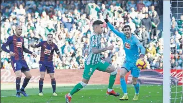  ??  ?? VUELVE A MARCAR. Sanabria anot´para el Betis. El paraguayo no había marcado este campaña.