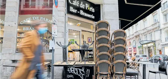  ?? REUTERS ?? Paisaje. Un hombre camina frente a un resturante de París que se prepara para el nuevo confinamie­nto ordenado por las autoridade­s.