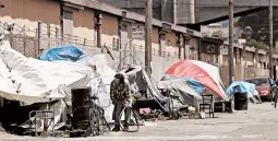  ?? JEFF CHIU/ASSOCIATED PRESS ?? A homeless camp lines a street in San Francisco, which has a housing shortage.