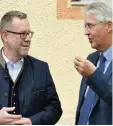  ?? Foto: Peter Holthaus ?? Der Berliner Bezirksbür­germeister Rein hard Naumann (links) im Gespräch mit Bürgermeis­ter Hans Dieter Kandler. Charlotten­burg Wilmerdorf hat seit 30 Jahren mit Karmiel eine Städtepart­ner schaft. Naumann berichtete über die Er fahrungen.