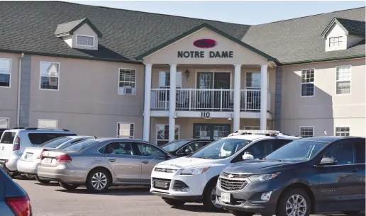  ??  ?? Deux résidents du Manoir Notre-Dame sont atteints de la COVID-19. À la une, un centre de commandeme­nt mobile d’Ambulance NB a été installé près du foyer. - Acadie Nouvelle: Alexandre Boudreau