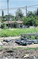  ??  ?? Tiradas. Bolsas de basura en un tramo de la Circunvala­ción.