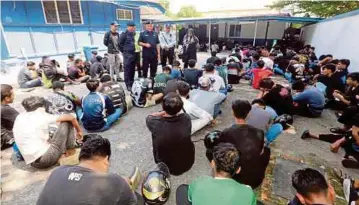  ?? ?? ABANG Zainal memeriksa dokumen daripada 178 individu yang ditahan dalam Op Bersepadu Samseng Jalanan. - Gambar NSTP/L MANIMARAN