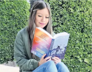  ??  ?? Janeth G. S comenzó a escribir en Wattpad a los 16 años, ahora tiene 19 años y una novela en dos volúmenes: ¿Quién mató a Alex?, que alcanzó 37 millones de lecturas y más de 2 millones de comentario­s.