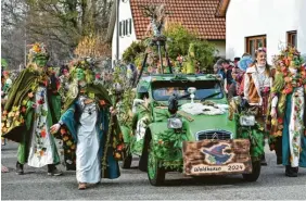  ?? ?? Die „Konzenberg­er Waldhexen“mit einem grünen Fahrzeug.