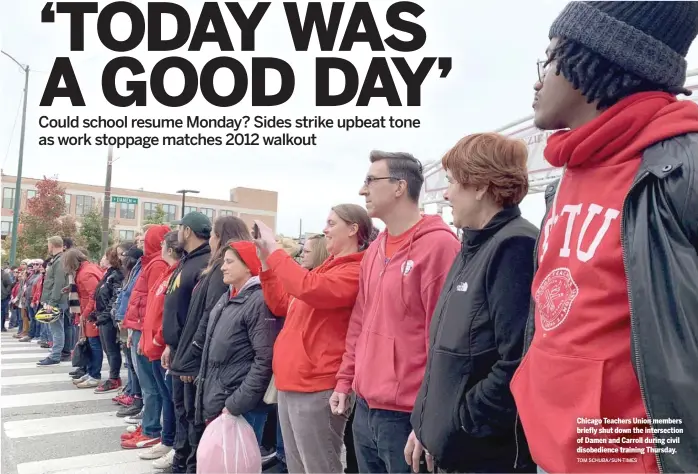  ?? TOM SCHUBA/SUN-TIMES ?? Chicago Teachers Union members briefly shut down the intersecti­on of Damen and Carroll during civil disobedien­ce training Thursday.